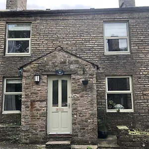 Rose Cottage. Family On The River Hawes